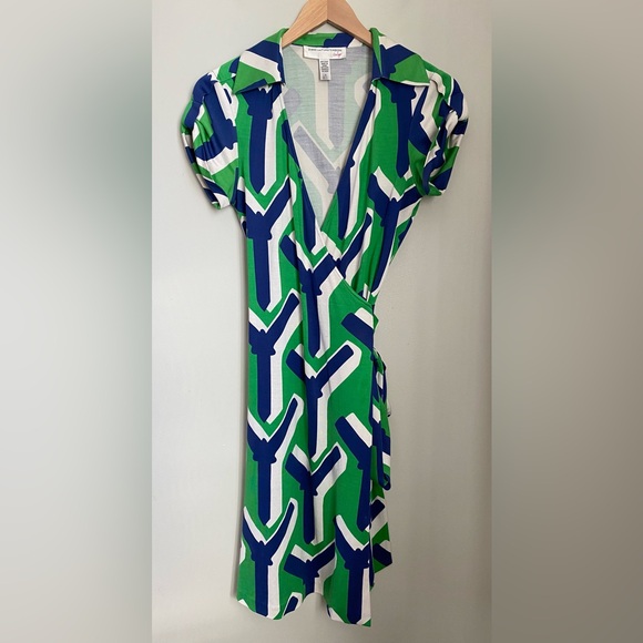 Diane Von Furstenberg Vintage Jilda Silk Wrap Dress in Why Green Size 6 - Picture 3 of 10